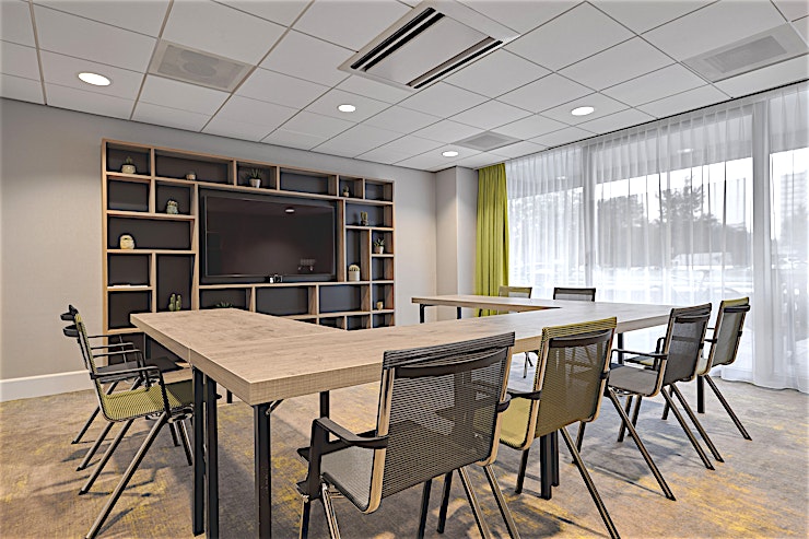 Lincoln Holiday Inn Amsterdam Hotel provides accommodation with free WiFi, situated 12 minutes from Schiphol Airport and a 15-minute metro ride from Dam Square. Guests can enjoy the on-site lounge bar, restau